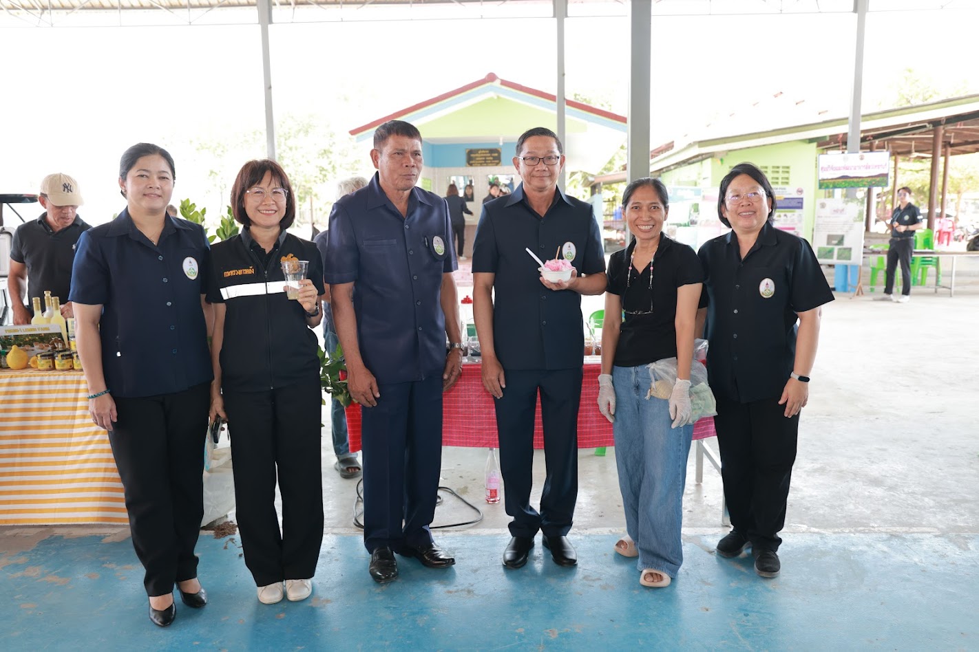 title - เจ้าหน้าที่ ส.ป.ก.เพชรบุรี ร่วมพิธีเปิดและให้บริการโครงการคลินิกเกษตรเคลื่อนที่ในพระราชานุเคราะห์ สมเด็จพระบรมโอรสาธิราช ฯ สยามมกุฎราชกุมาร ไตรมาส 2 โดยโครงการดังกล่าวมุ่งเน้นการยกระดับคุณภาพชีวิตและส่งเสริมความเข้มแข็งให้แก่ภาคการเกษตรในพื้นที่อำเภอชะอำ และพื้นที่ใกล้เคียง